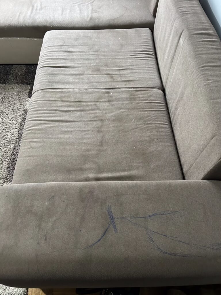 Összefirkált, tollas kárpit tisztítás előtt
